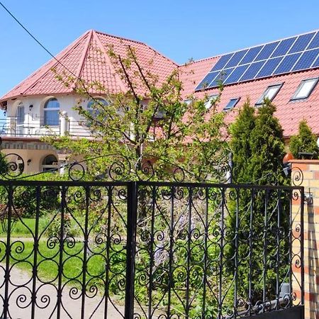 Village Garden Family Guest House Tiszakanyár Exterior foto