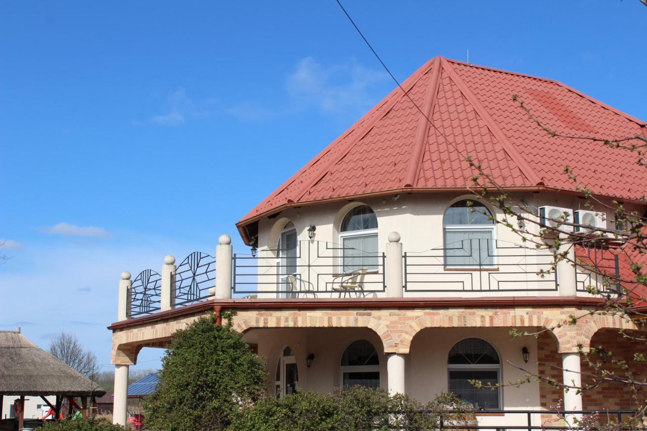 Village Garden Family Guest House Tiszakanyár Exterior foto