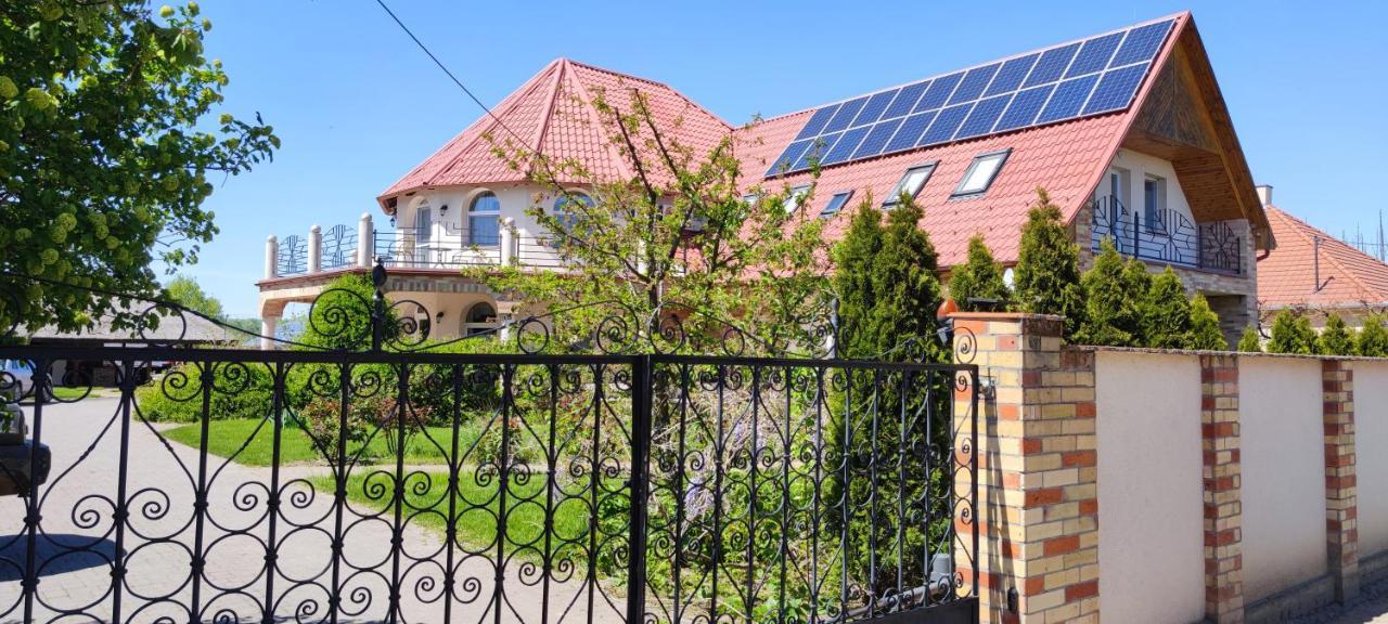 Village Garden Family Guest House Tiszakanyár Exterior foto
