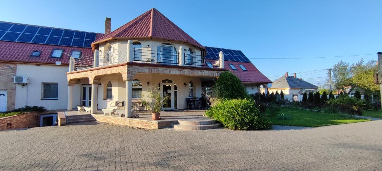 Village Garden Family Guest House Tiszakanyár Exterior foto