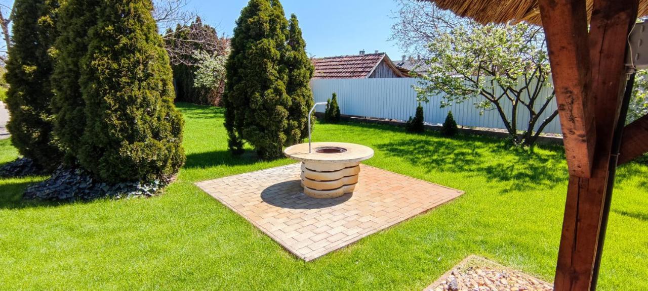 Village Garden Family Guest House Tiszakanyár Exterior foto