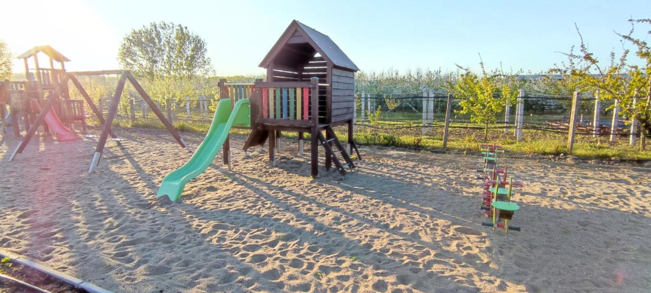Village Garden Family Guest House Tiszakanyár Exterior foto