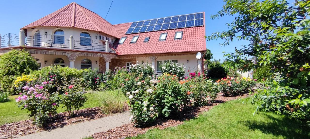 Village Garden Family Guest House Tiszakanyár Exterior foto